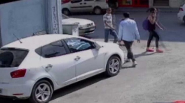 Sokak ortasında rezalet! Genç kız neye uğradığını şaşırdı 2