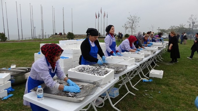 KTÜ’de hamsi şöleni - 2 saatte 3 ton hamsi… 4