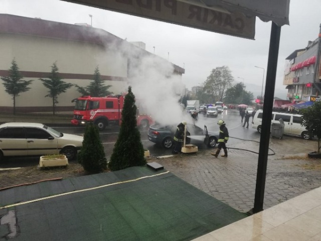 Rize'de seyir halindeki araç alev alev yandı 2