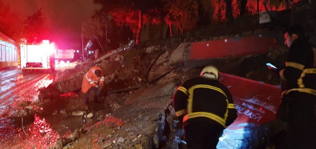 Şanlıurfa'da etkili yağmur nedeniyle okulun istinat duvarı çöktü 2