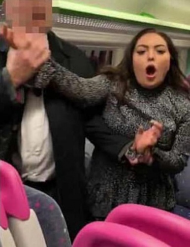 Trende rezalet! Sarhoş kadın, erkek yolcuların yanına gidip... 2