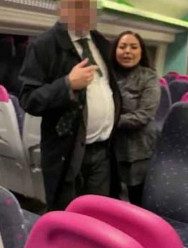 Trende rezalet! Sarhoş kadın, erkek yolcuların yanına gidip... 3