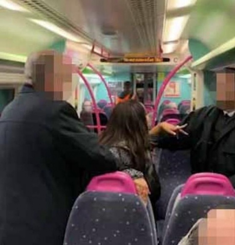 Trende rezalet! Sarhoş kadın, erkek yolcuların yanına gidip... 12