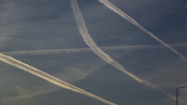 Uçak izleri ve güneş batışı görsel şölen oluşturdu 6