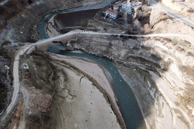 Doğu Karadeniz baraj gölünde sular 40 metre çekildi 2