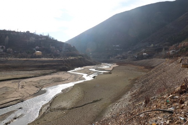 Doğu Karadeniz baraj gölünde sular 40 metre çekildi 3