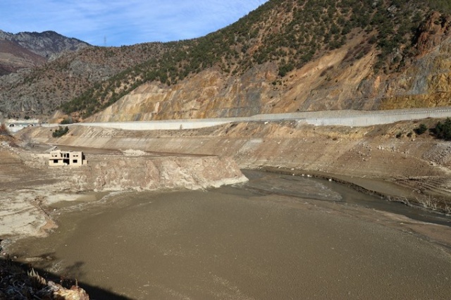 Doğu Karadeniz baraj gölünde sular 40 metre çekildi 4