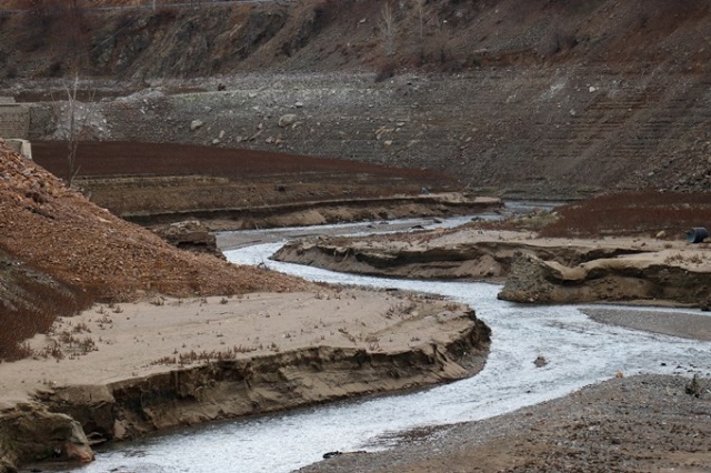 Doğu Karadeniz baraj gölünde sular 40 metre çekildi 11