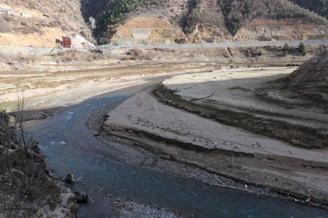 Doğu Karadeniz baraj gölünde sular 40 metre çekildi 16