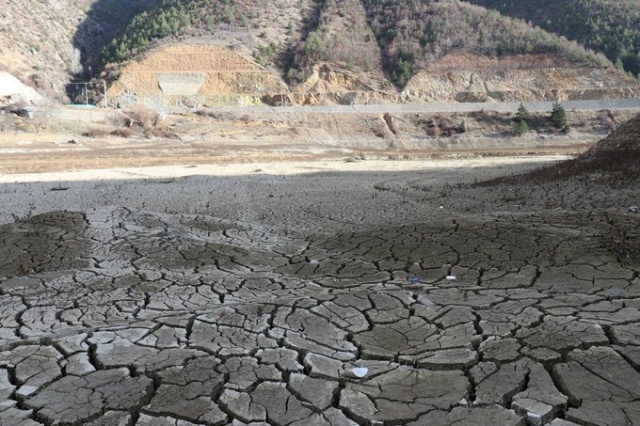 Doğu Karadeniz baraj gölünde sular 40 metre çekildi 18