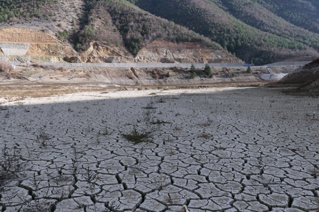Doğu Karadeniz baraj gölünde sular 40 metre çekildi 20