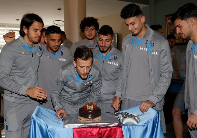 Trabzonsporlu oyuncuya maç öncesi sürpriz 2