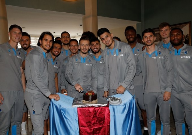 Trabzonsporlu oyuncuya maç öncesi sürpriz 4