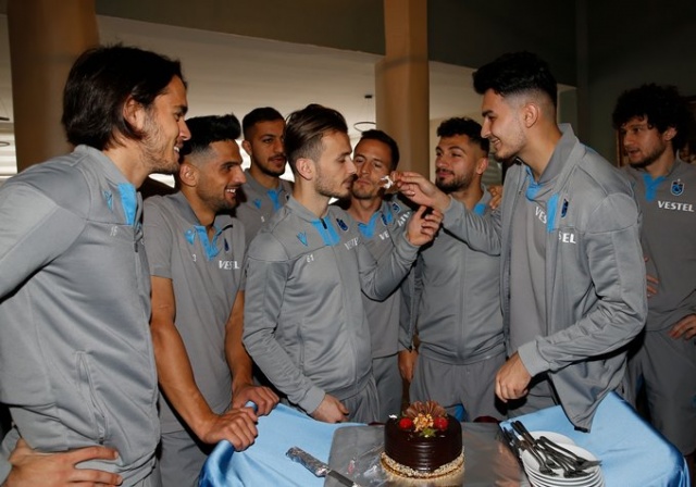 Trabzonsporlu oyuncuya maç öncesi sürpriz 5