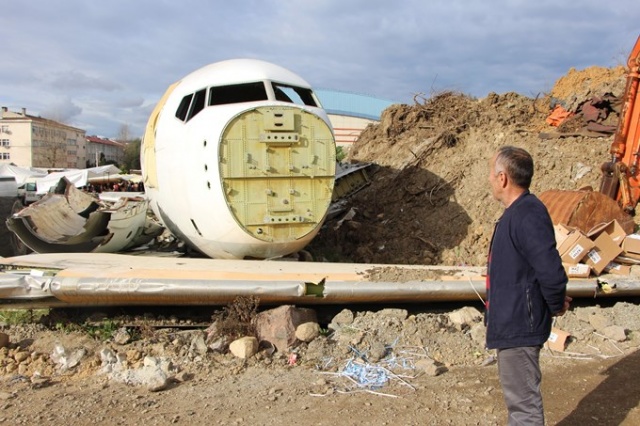 Pistten çıkan uçak Yomra'nın başına dert oldu 6