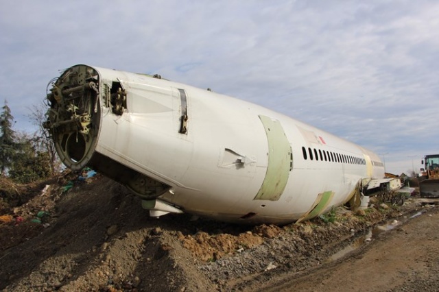 Pistten çıkan uçak Yomra'nın başına dert oldu 13