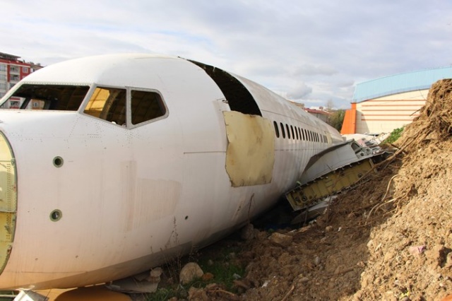 Pistten çıkan uçak Yomra'nın başına dert oldu 12