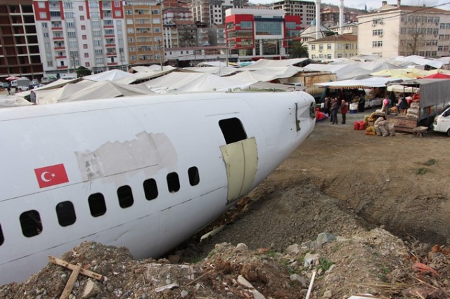 Pistten çıkan uçak Yomra'nın başına dert oldu 10