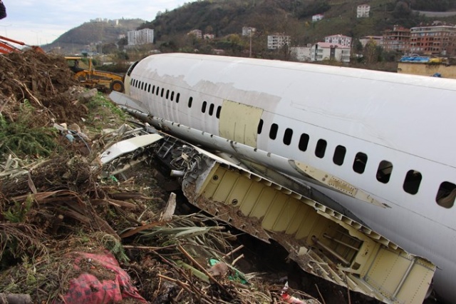 Pistten çıkan uçak Yomra'nın başına dert oldu 15