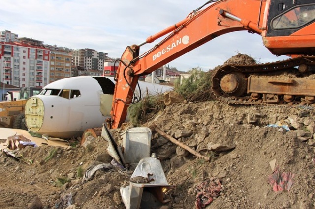 Pistten çıkan uçak Yomra'nın başına dert oldu 16