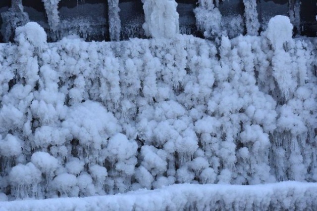 Kars'ta baraj gölü yüzeyi tamamen dondu! 7