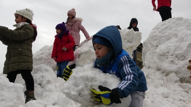 3 yıldır kar yağmayan Trabzon'a kamyonla kar getirdiler 6