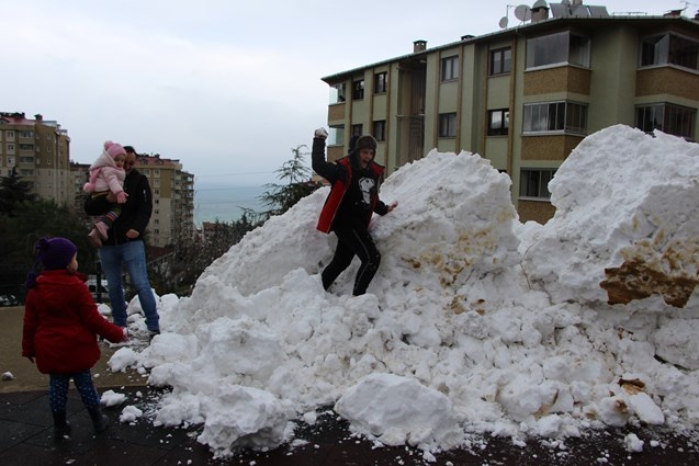 3 yıldır kar yağmayan Trabzon'a kamyonla kar getirdiler 3
