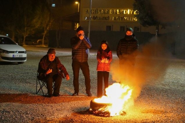 Manisa'da deprem korkusuyla vatandaşlar sokakta kaldı 14