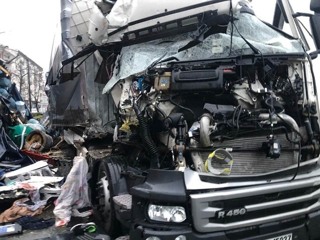 Hurdaya dönen araçtan sağ çıktılar 3