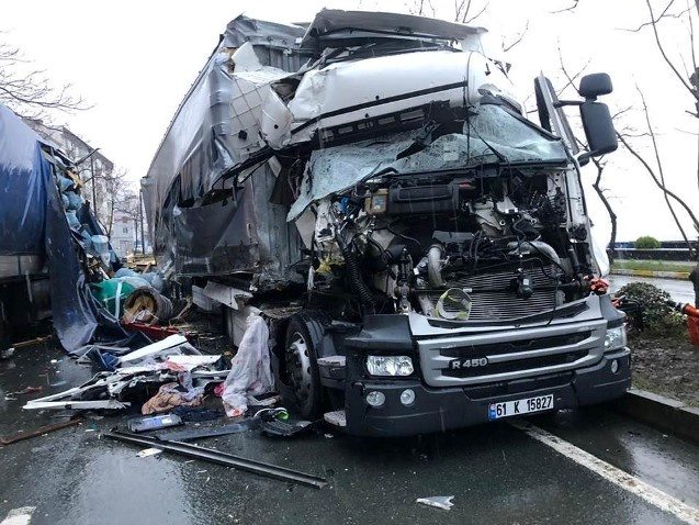 Hurdaya dönen araçtan sağ çıktılar 7