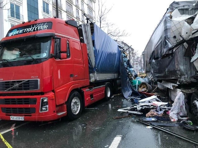Hurdaya dönen araçtan sağ çıktılar 8
