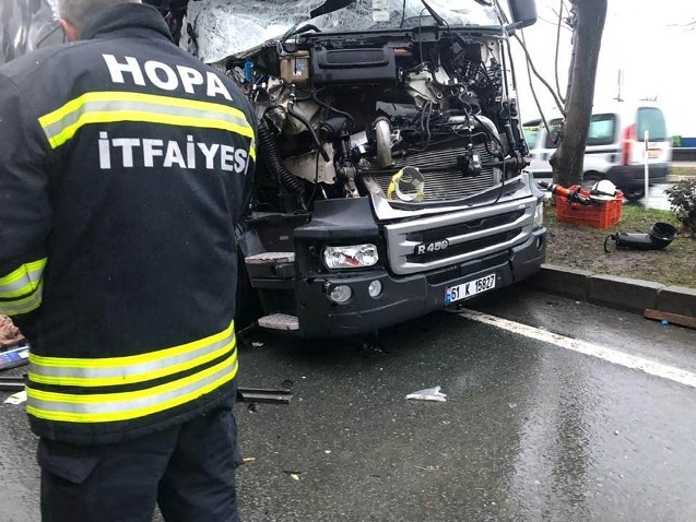 Hurdaya dönen araçtan sağ çıktılar 4