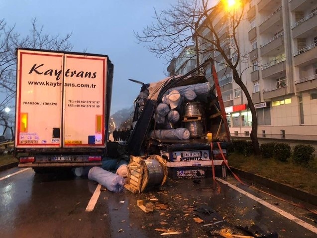 Hurdaya dönen araçtan sağ çıktılar 6