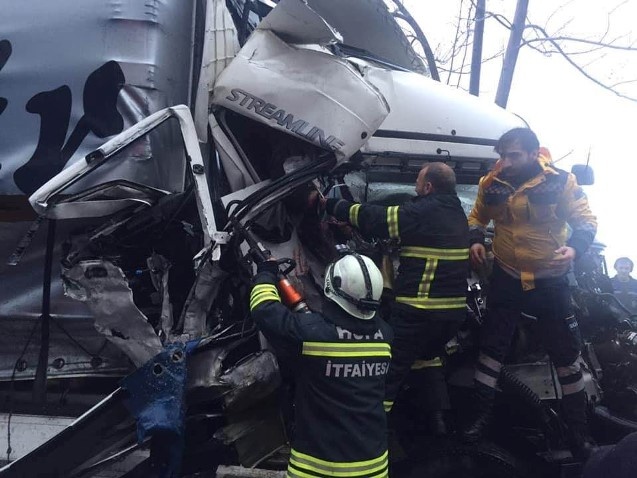 Hurdaya dönen araçtan sağ çıktılar 5