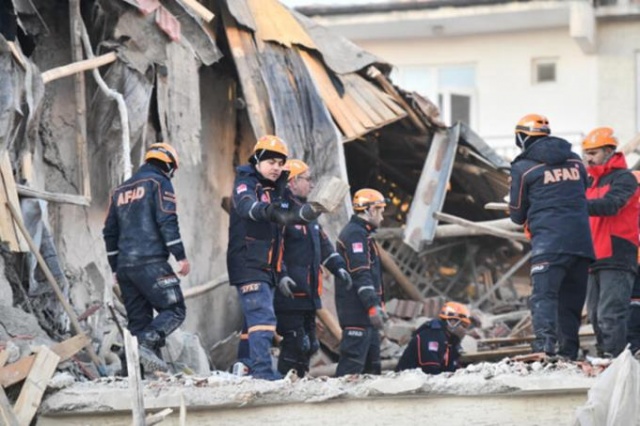 Elazığ'da gün ağardı! İşte Elazığ depreminden fotoğraflar... 49