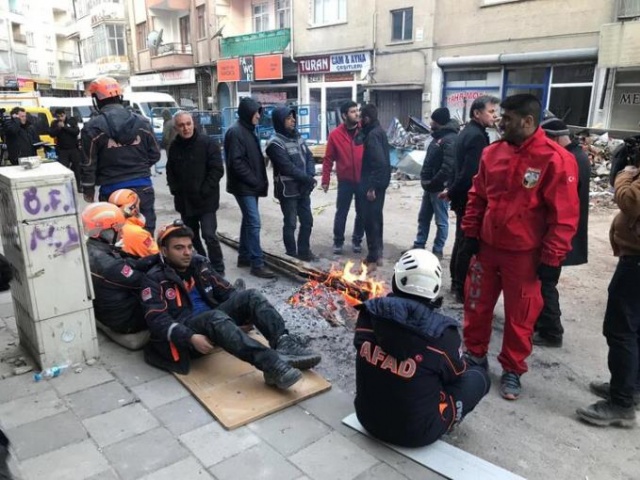 Elazığ'da gün ağardı! İşte Elazığ depreminden fotoğraflar... 37