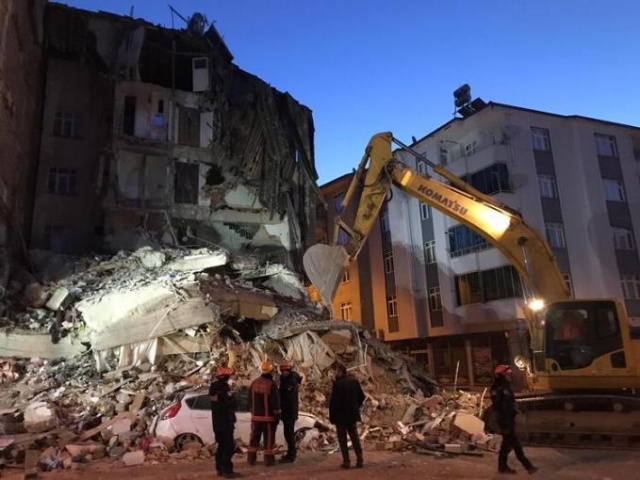 Elazığ'da gün ağardı! İşte Elazığ depreminden fotoğraflar... 46