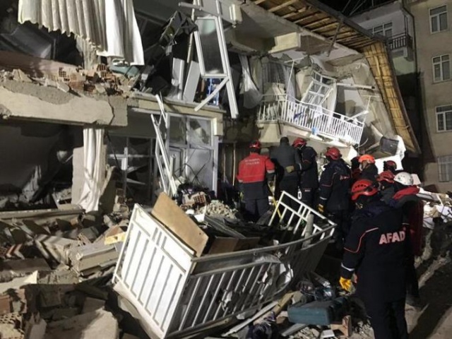 Elazığ'da gün ağardı! İşte Elazığ depreminden fotoğraflar... 52