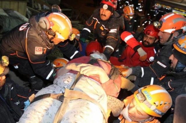 Elazığ'da gün ağardı! İşte Elazığ depreminden fotoğraflar... 43