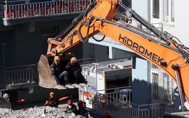 Yıkılan yuvalarına son kez baktılar 1