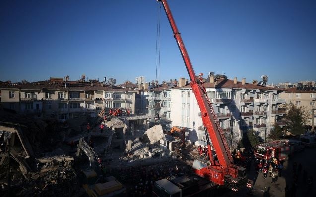 Yıkılan yuvalarına son kez baktılar 12