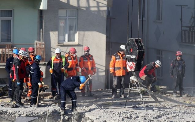 Yıkılan yuvalarına son kez baktılar 7