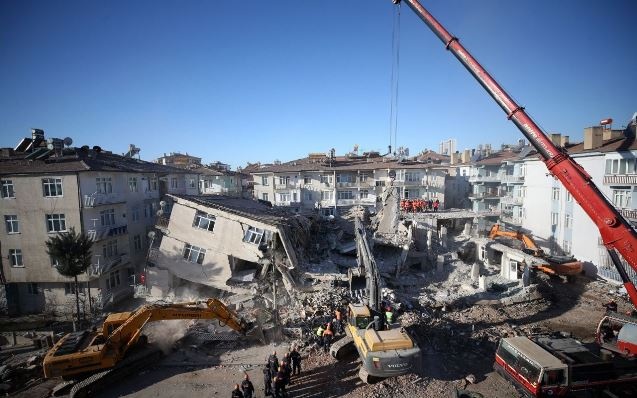 Yıkılan yuvalarına son kez baktılar 11