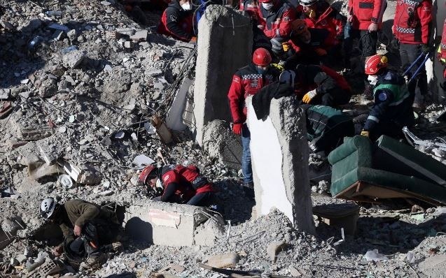 Yıkılan yuvalarına son kez baktılar 5