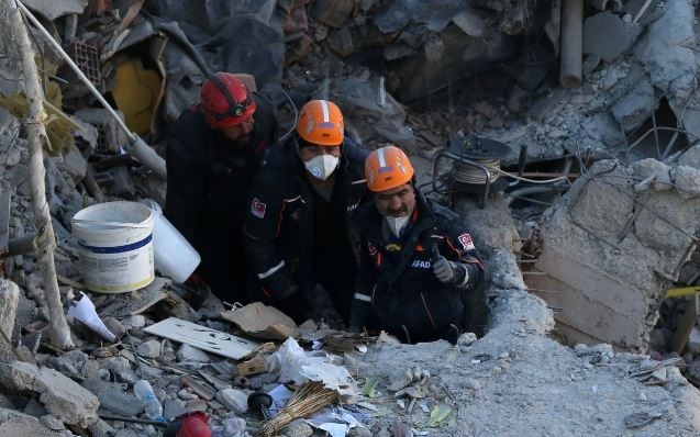 Yıkılan yuvalarına son kez baktılar 4