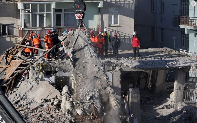 Yıkılan yuvalarına son kez baktılar 3