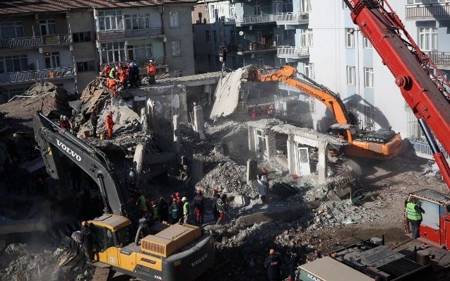 Yıkılan yuvalarına son kez baktılar 13