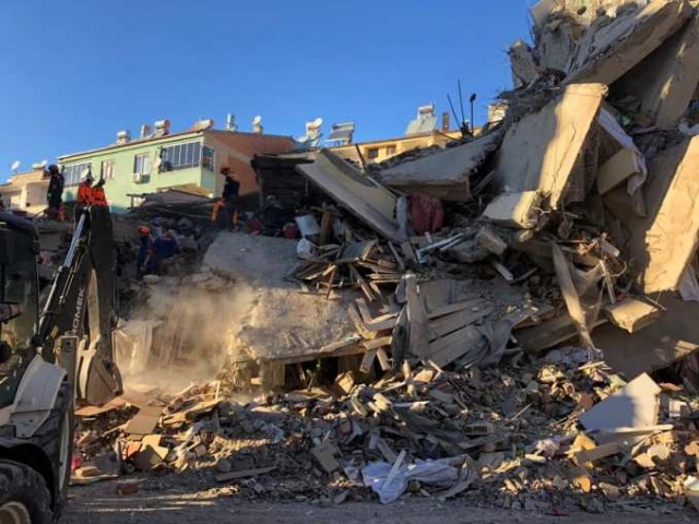 Trabzon'dan deprem bölgesine - Canla başla çalışıyorlar 4