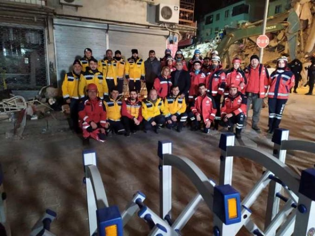 Trabzon'dan deprem bölgesine - Canla başla çalışıyorlar 9