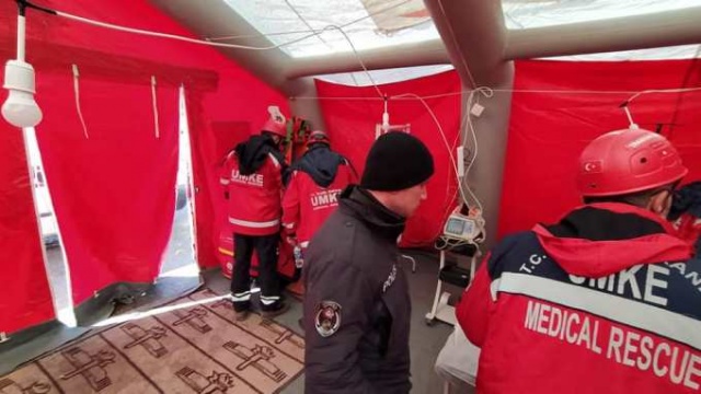 Trabzon'dan deprem bölgesine - Canla başla çalışıyorlar 15